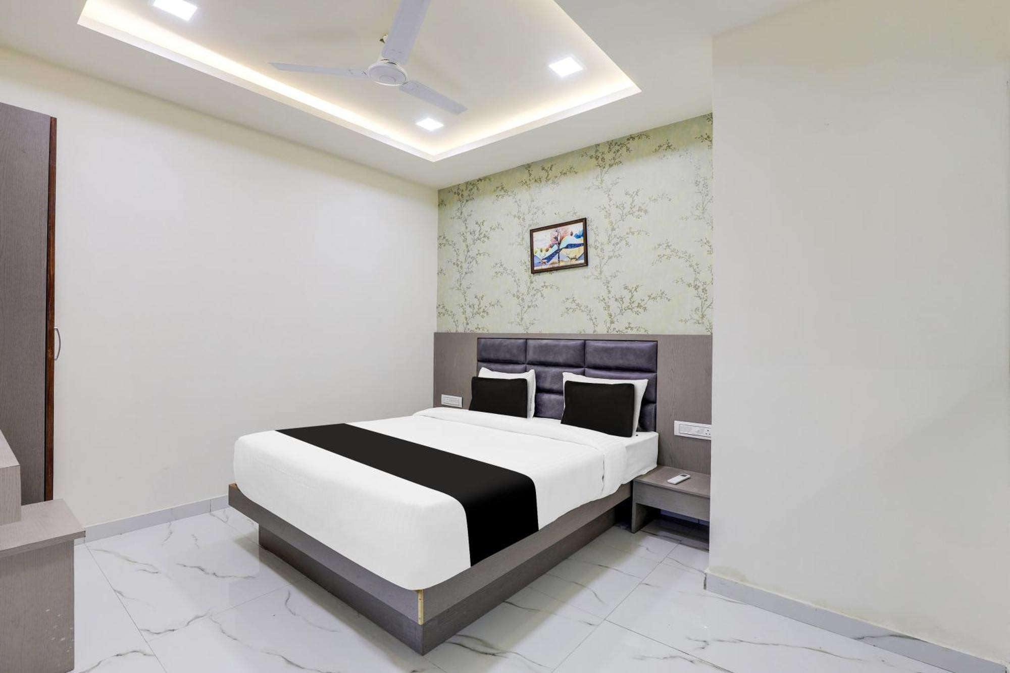 Hotel O Neek Palace 아흐메다바드 외부 사진
