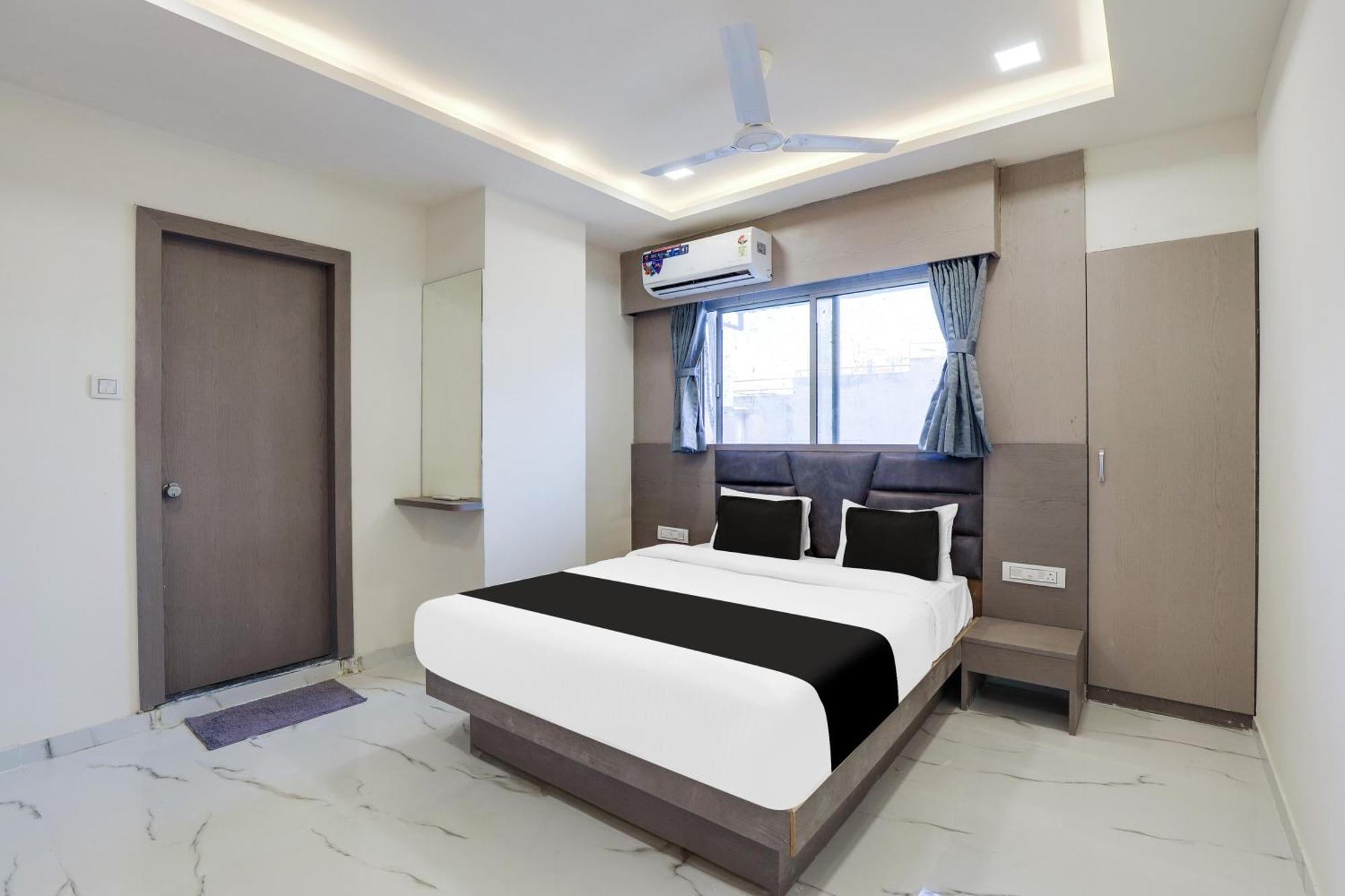 Hotel O Neek Palace 아흐메다바드 외부 사진
