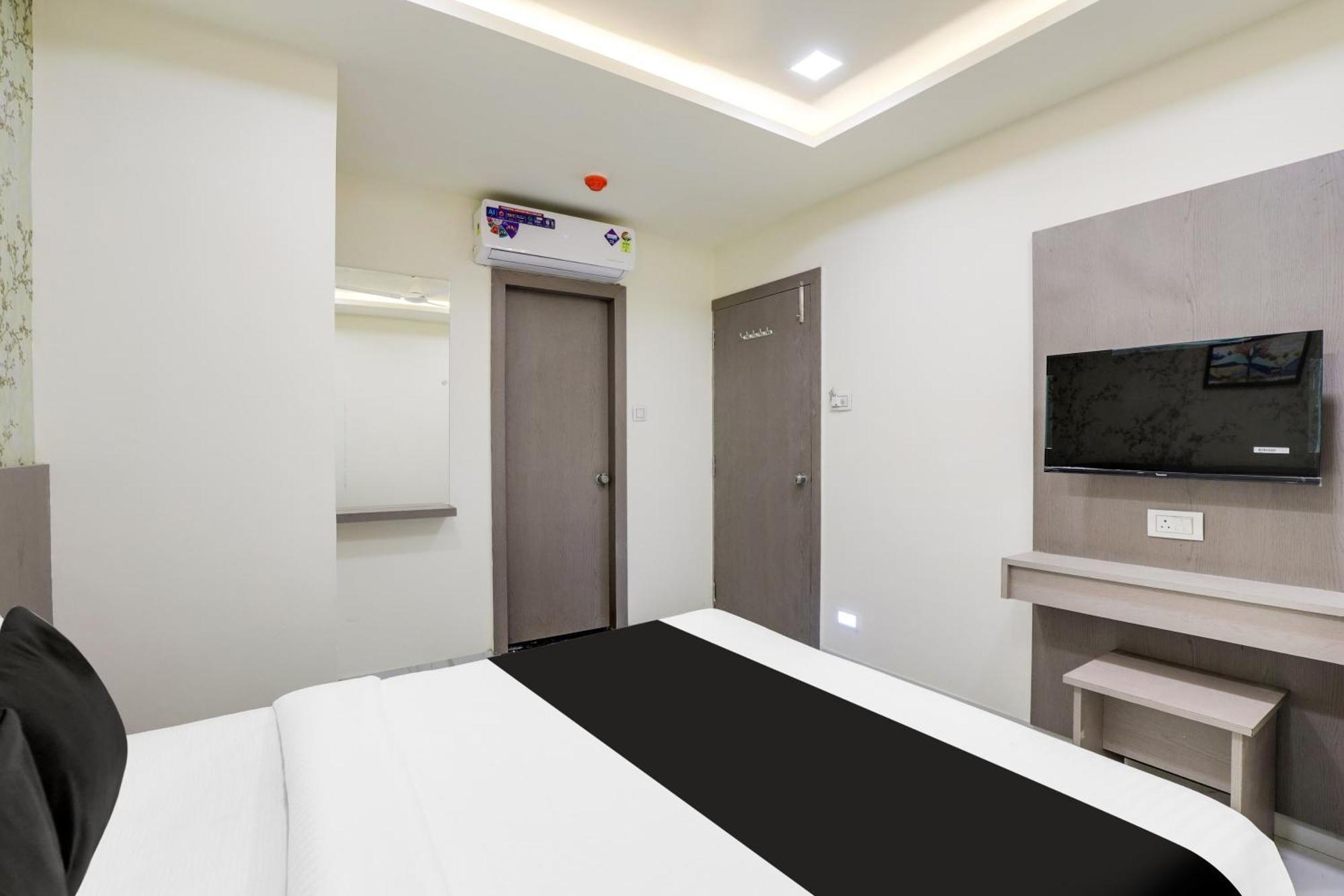 Hotel O Neek Palace 아흐메다바드 외부 사진