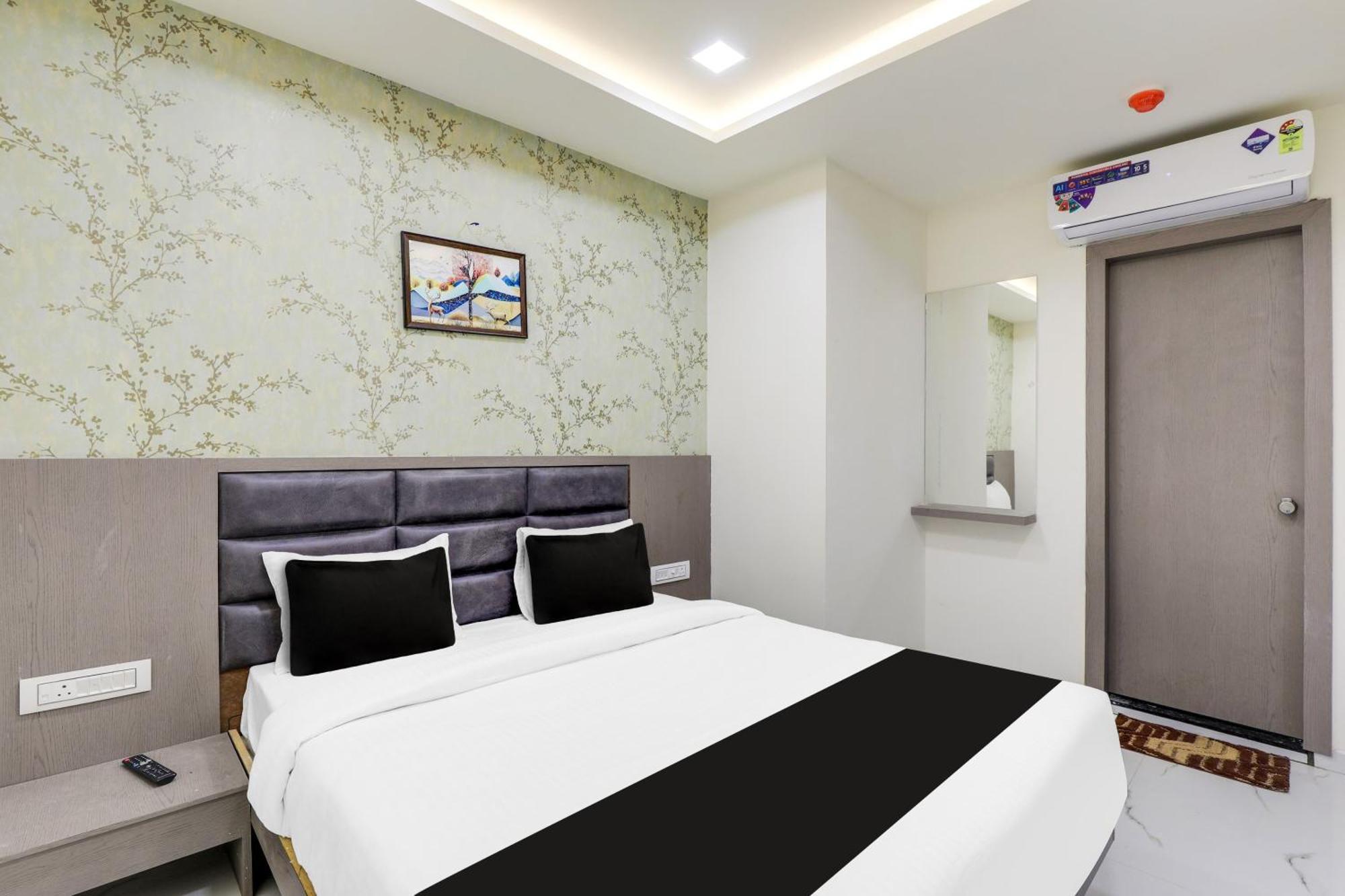 Hotel O Neek Palace 아흐메다바드 외부 사진