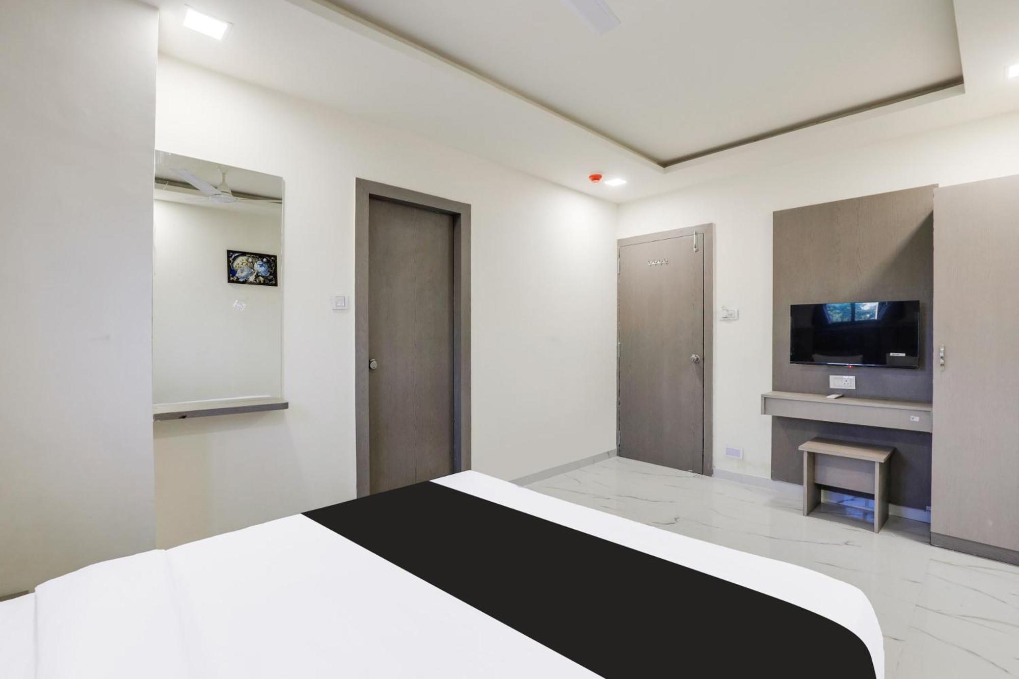 Hotel O Neek Palace 아흐메다바드 외부 사진