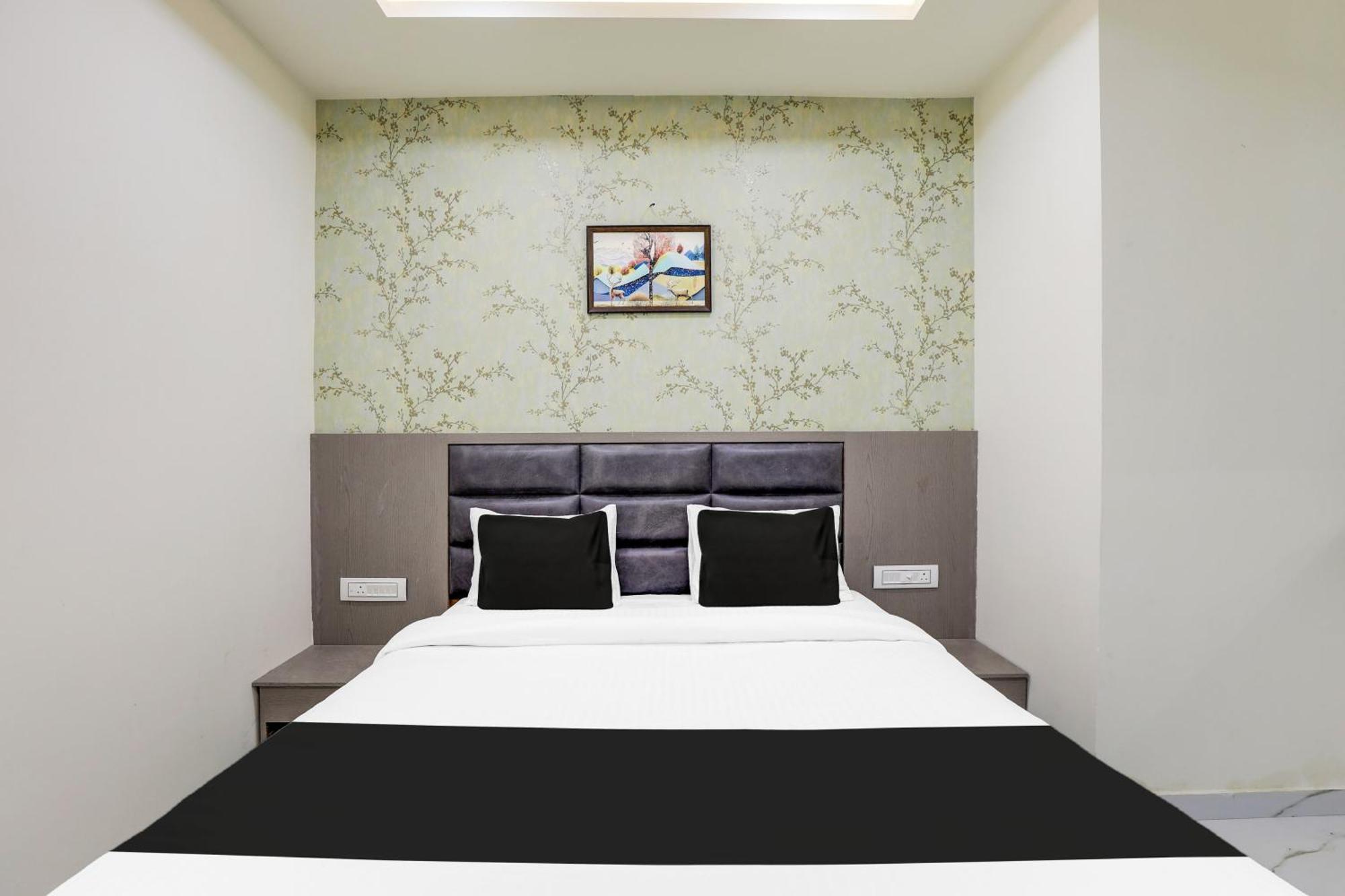 Hotel O Neek Palace 아흐메다바드 외부 사진