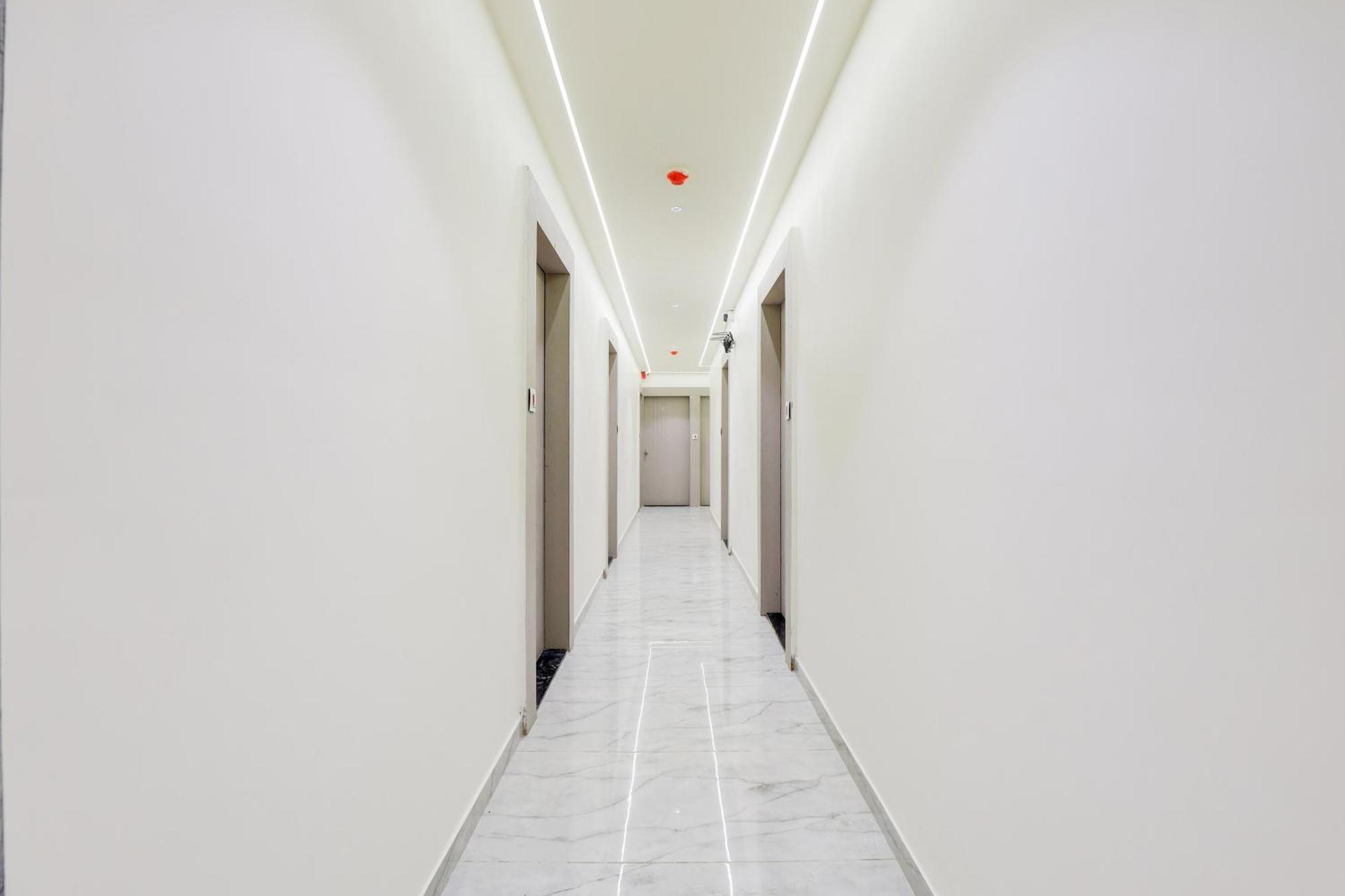 Hotel O Neek Palace 아흐메다바드 외부 사진